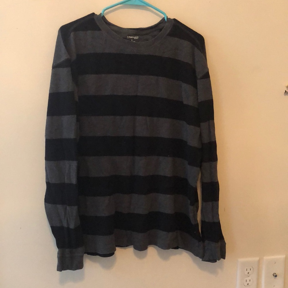 Black and gray T